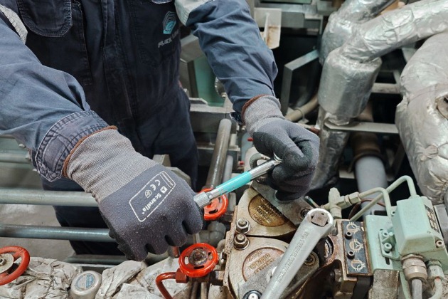 The mechanic changes the filter